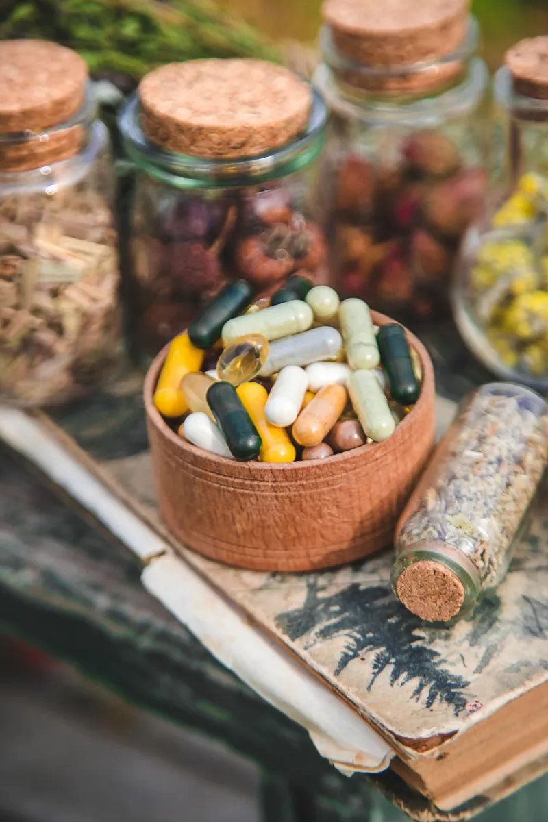 Hierbas medicinales sobre una mesa